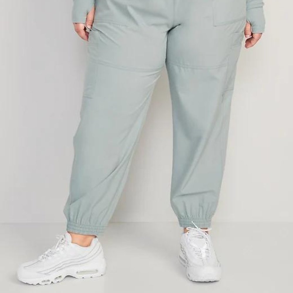 Old Navy Extra High-Waisted StretchTech Performance Cargo Jogger Pants for Women - Picture 6 of 9